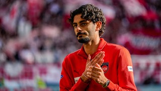  Eren Dinkci (1.FC Heidenheim) wird nach dem Spiel von den Fans besonders gefeiert, der sich herzlich bedankt.