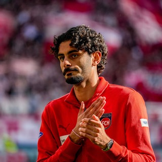  Eren Dinkci (1.FC Heidenheim) wird nach dem Spiel von den Fans besonders gefeiert, der sich herzlich bedankt.