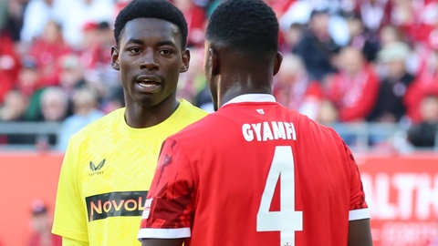Gegen Eintracht Braunschweig gab der 18-jährige Enis Kamga sein Profi-Debüt für den 1. FC Kaiserslautern.