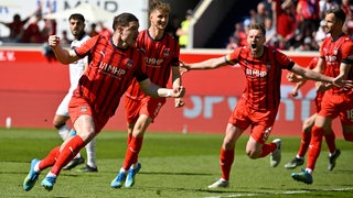 Budu Zivzivadze, Jan Schöppner und Patrick Mainka feiern den Sieg des 1. FC Heidenheim gegen den FC St. Pauli.