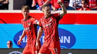 Jubelnder Heidenheim Spieler reist den Arm in die Höhe 