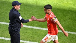  Trainer Urs Fischer (1. FSV Mainz 05) und Nadiem Amiri (1. FSV Mainz 05) bei dessen Auswechslung bei der 3:4-Niederlage gegen den FC Bayern München.