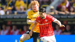 Robert Wagner (Dynamo Dresden, li.) gegen Semih Sahin (1. FC Kaiserslautern)