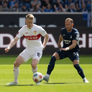 Chris Fuehrich (VfB Stuttgart) im Zweikampf mit Vladimir Coufal (TSG 1899 Hoffenheim).
