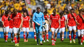 Enttäuschte FCK-Spieler nach der Niederlage in Dresden