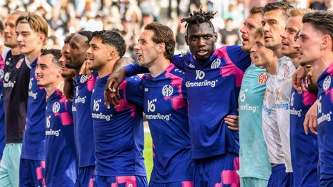 Nach dem Sieg beim FC St. Pauli und dem damit geschafften Klassenerhalt konnte Mainz 05 mit den mitgereisten Fans feiern.