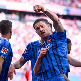 Budu Zivzivadze, Stürmer des 1. FC Heidenheim, jubelt über ein Tor im Spiel beim FC Bayern München.