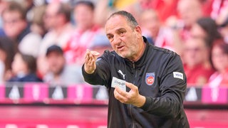 Heidenheim-Trainer Frank Schmidt gestikuliert