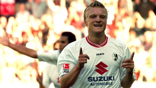 Tobias Willi jubelt über die Führung des SC Freiburg im Heimspiel gegen Borussia Mönchengladbach (1:1, 3. Spieltag, 20042005).
