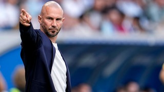 Christian Ilzer (Trainer TSG Hoffenheim) gestikuliert am Spielfeldrand