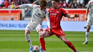 Kaishu Sano (li., 1. FSV Mainz 05) und Budu Zivzivadze (1. FC Heidenheim 1846) kämpfen um den Ball