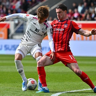 Kaishu Sano (li., 1. FSV Mainz 05) und Budu Zivzivadze (1. FC Heidenheim 1846) kämpfen um den Ball