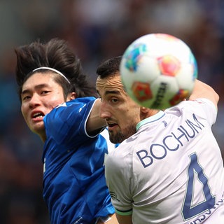 Erhan Masovic (VfL Bochum) und Shio Fukuda (Karlsruher SC) im Zweikampf