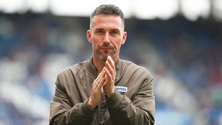 Christian Eichner vom KSC klatscht in die Hände