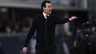 Aston-Villa-Trainer Unai Emery trägt eine schwarze Jacke und eine schwarze Krawatte
