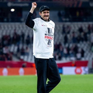 Julian Schuster trägt das Freiburger Europa-League-Finalshirt und jubelt