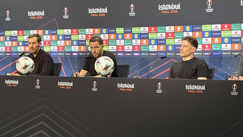 Julian Schuster, Christian Günter, Maximilian Eggestein (alle SC Freiburg) auf der Pressekonferenz vor dem Europa League Finale