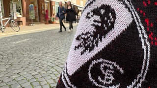 Ein SC Freiburg Schal in der Freiburger Innenstadt. 
