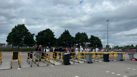 Die ersten SC-Fans warten auf Einlass für das Public Viewing an der Messe Freiburg