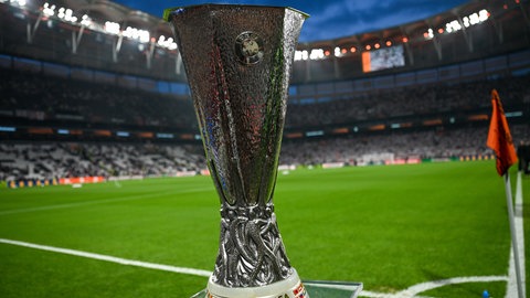 Der Pokal für den Gewinner der Europa League steht vor dem Finale auf einem Sockel