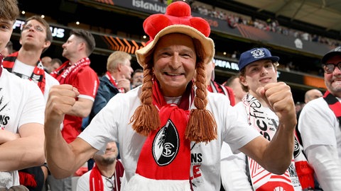Freiburg-Fan mit traditionellem Bollenhut im Stadion in Istanbul