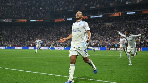 Youri Tielemans bejubelt das 1:0 für Aston Villa im Europa-League-Finale gegen den SC Freiburg.