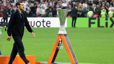 Julian Schuster (Trainer SC Freiburg) läuft nach dem Endspiel am Pokal der Europa League vorbei