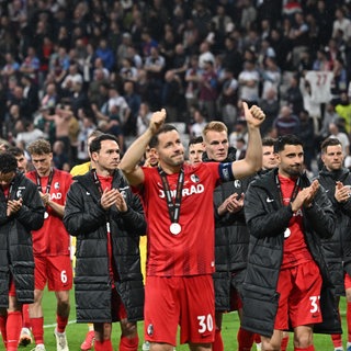 Die Spieler des SC Freiburg bedanken sich nach der Niederlage gegen Aston Villa bei ihren Fans