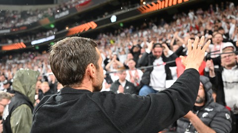 SC Freiburg Trainer Julian Schuster bedankt sich nach dem Spiel bei den Freiburger Fans in Istanbul. 