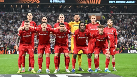 Die Startaufstellung des SC Freiburg kurz vor dem  Finale der Europa League 2026 in Istanbul. 