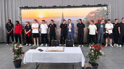Mannschaft des SC Freiburg wartet aufs Eintragen ins Goldene Buch der Stadt Freiburg