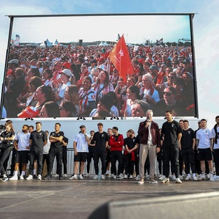Etwa 8.000 Fans haben den SC Freiburg nach dem verlorenen Europa-League-Finale auf dem Freiburger Messegelände gefeiert.