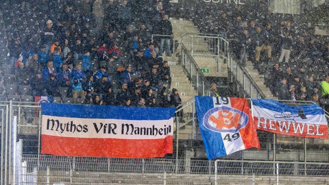 Fans des VfR Mannheim feuern ihre Mannschaft an