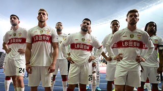Die Spieler vom VfB Stuttgart enttäuscht vor der Fankurve nach dem Pokalfinale gegen die Bayern