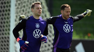 Manuel Neuer (li.) und Oliver Baumann in Aktion während des Trainings