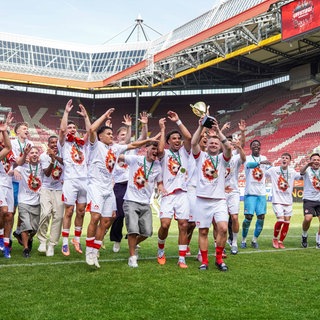FCK-Kapitän Jean Zimmer präsentiert den Meisterschaftspokal nach dem Aufstieg vor der Westkurve im Fritz-Walter-Stadion