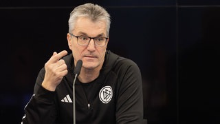 Knut Kircher (Geschäftsführer Schiedsrichter GmbH DFB) auf einem Vortrag