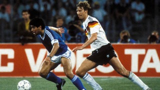 Im Finale der WM 1990 "entzaubert" Guido Buchwald den damals Besten der Welt - Diego Maradona.