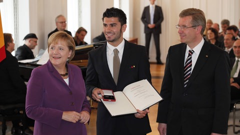 Als Mitglied des WM-Kaders von 2010 wurde Serdar Tasci von Bundeskanzlerin Angela Merkel und Bundespräsident Christian Wulff das Silberne Lorbeerblatt verliehen.