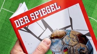 Eine Hand hält ein Magazin von "DER SPIEGEL" in der Hand