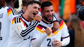 Nadiem Amiri und Deniz Undav feiern den 2:1-Sieg für die DFB-Elf bei der WM 2026 gegen die Elfenbenküste.