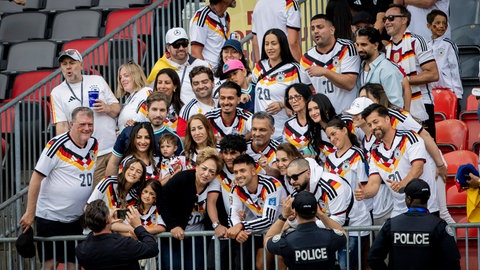 Nadiem Amiri und seine Familie nach dem 2:1-Sieg der DFB-Elf gegen die Elfembeinküste bei der FIFA-WM 2026 in Toronto.