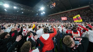 Der SC Freiburg feiert, die UEFA bestraft: Der Platzsturm nach dem Europa-League-Halbfinalerfolg hat Konsequenzen.