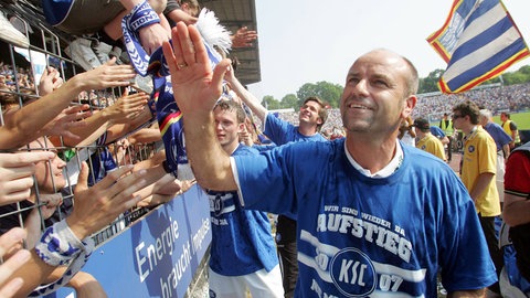 KSC-Trainer Edmund Becker lässt sich nach Bundesliga-Aufstieg feiern (2007)