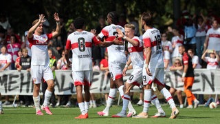 Freude beim VfB Stuttgart nach dem Treffer von Dan-Axel Zagadou