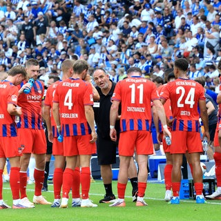 Heidenheims Trainer Frank Schmidt hält seiner Mannschaft eine Standpauke