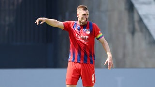 Patrick Mainka, Kapitän des 1. FC Heidenheim, gestikuliert.