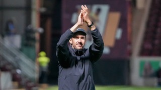 Julian Schuster vom SC Freiburg klatscht in die Hände