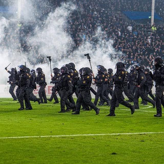 Polizisten stürmen auf den Rasen im Stadion von Waldhof Mannheim