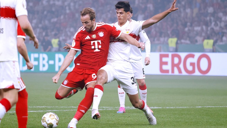 Harry Kane (links) erzielte im DFB-Pokalfinale einen Hattrick und schoss die Bayern damit zum Sieg gegen Chema Andrés (rechts) und den VfB Stuttgart. 